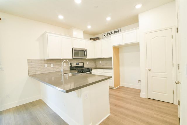 9941 Del Surf Ln, Elk Grove, CA 95757
