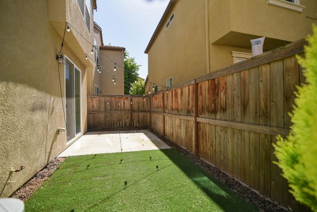 9941 Del Surf Ln, Elk Grove, CA 95757