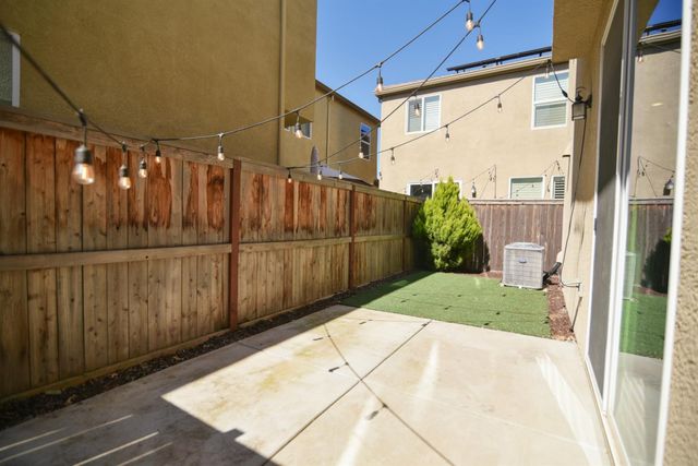 9941 Del Surf Ln, Elk Grove, CA 95757