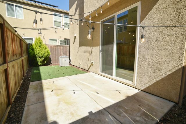 9941 Del Surf Ln, Elk Grove, CA 95757