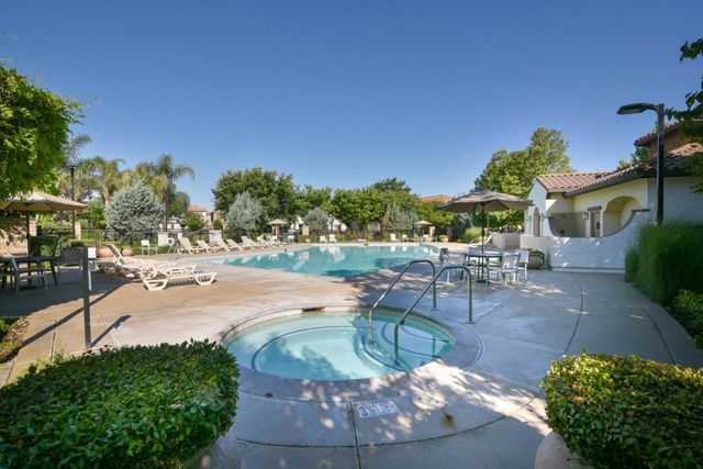 9941 Del Surf Ln, Elk Grove, CA 95757
