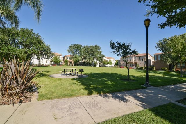 9941 Del Surf Ln, Elk Grove, CA 95757