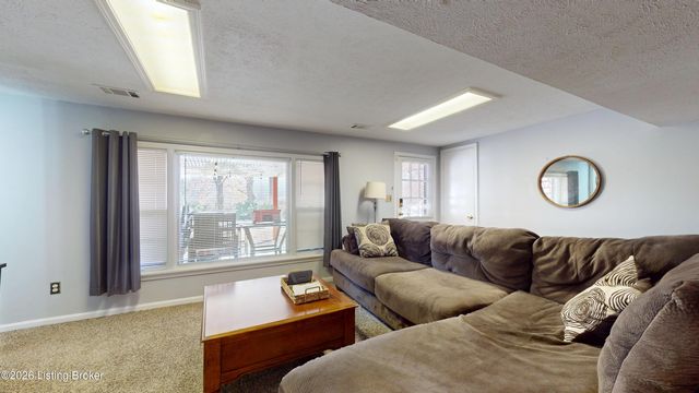 5913 Leon Way, Louisville, KY 40214