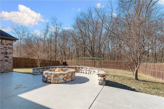 1020 Hunters Pointe, Bentonville, AR 72713