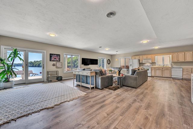 2245 Thomason LN, Goodview, VA 24095