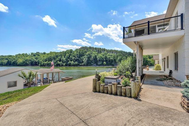 2245 Thomason LN, Goodview, VA 24095