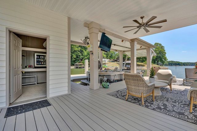 2245 Thomason LN, Goodview, VA 24095