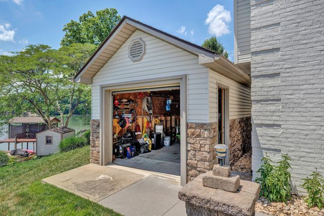 2245 Thomason LN, Goodview, VA 24095