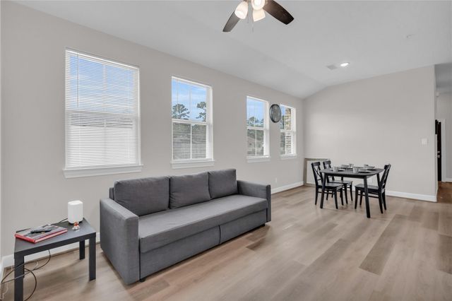 504 Nursery 2210, The Woodlands, TX 77380