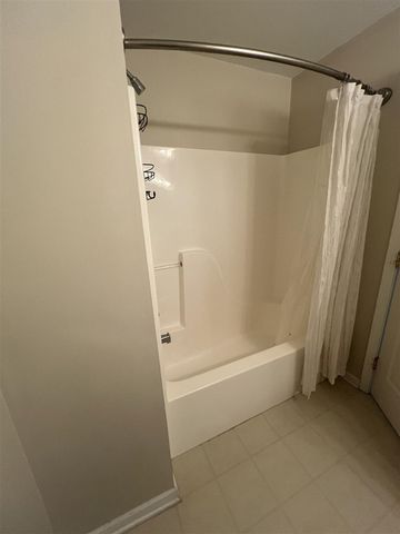 2782 S Knightsbridge Circle, Ann Arbor, MI 48105