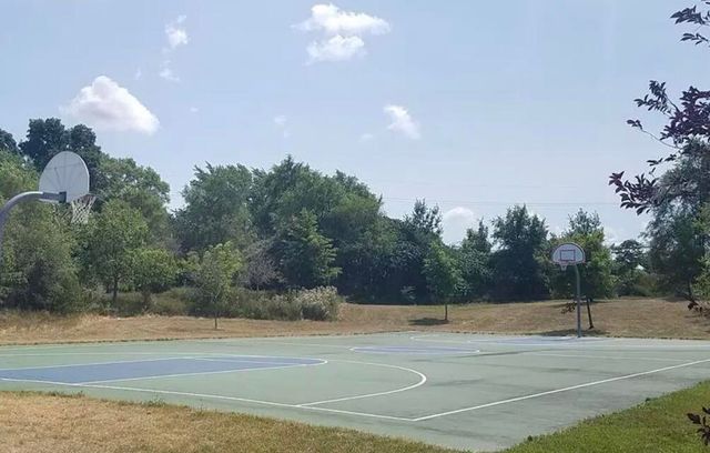 2782 S Knightsbridge Circle, Ann Arbor, MI 48105