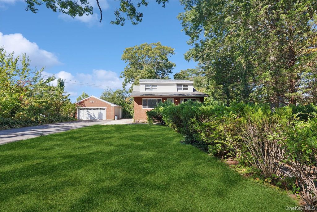 9 Plandome Place, Selden, NY 11784 — photo 2
