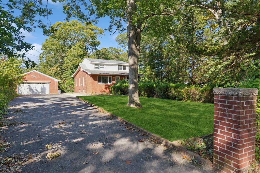 9 Plandome Place, Selden, NY 11784 — photo 4
