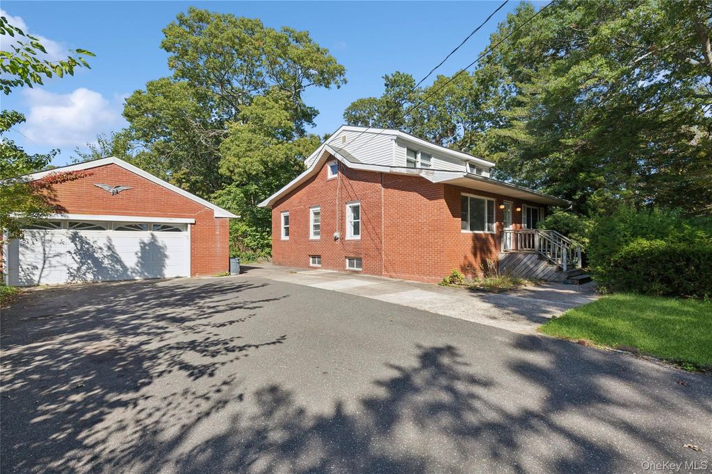 9 Plandome Place, Selden, NY 11784 — photo 5