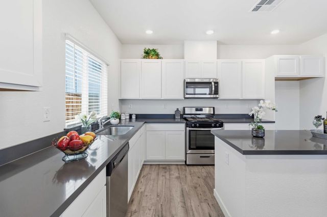 3305 America Dr, Lincoln, CA 95648