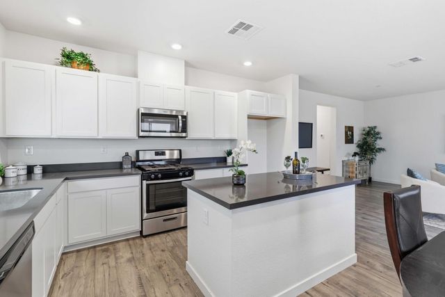 3305 America Dr, Lincoln, CA 95648