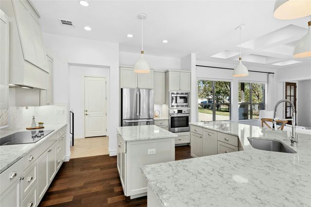 3 Camwood TRL, The Hills, TX 78738