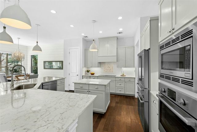 3 Camwood TRL, The Hills, TX 78738