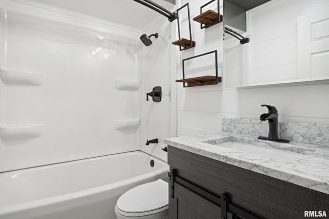 3201 W WILSHIRE Drive, Peoria, IL 61614