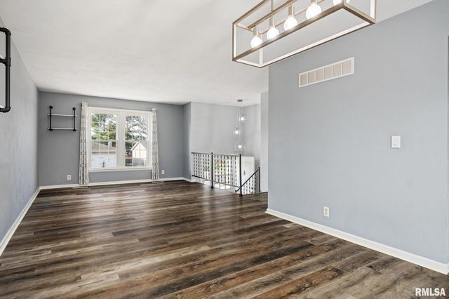 3201 W WILSHIRE Drive, Peoria, IL 61614