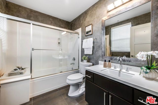 10878 Bloomfield Street 406, Toluca Lake (los Angeles), CA 91602