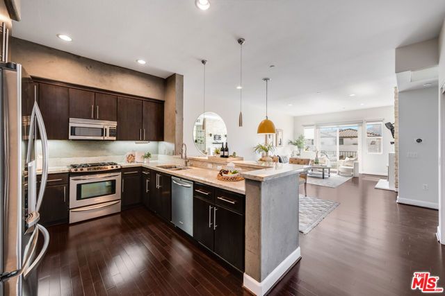 10878 Bloomfield Street 406, Toluca Lake (los Angeles), CA 91602