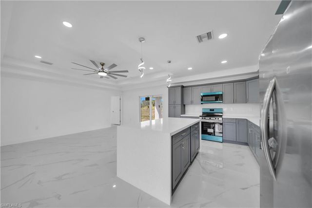 1023 Pilgrim ST E, Lehigh Acres, FL 33974