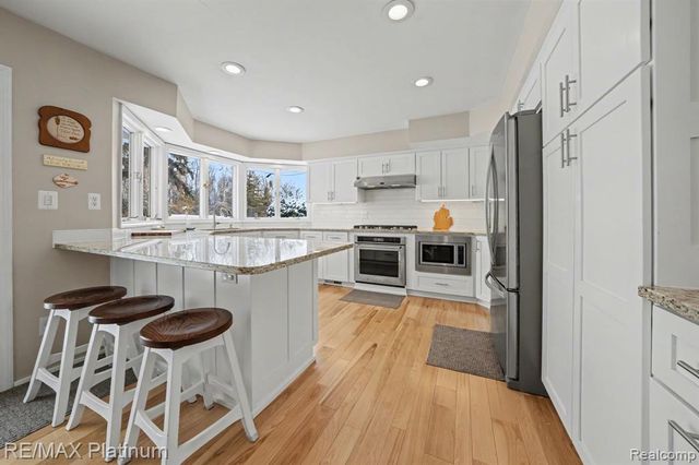 2863 Walmsley Circle Drive, Lake Orion, MI 48360