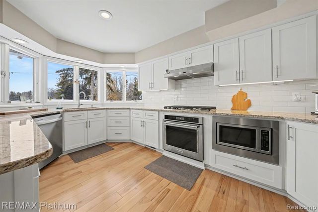 2863 Walmsley Circle Drive, Lake Orion, MI 48360