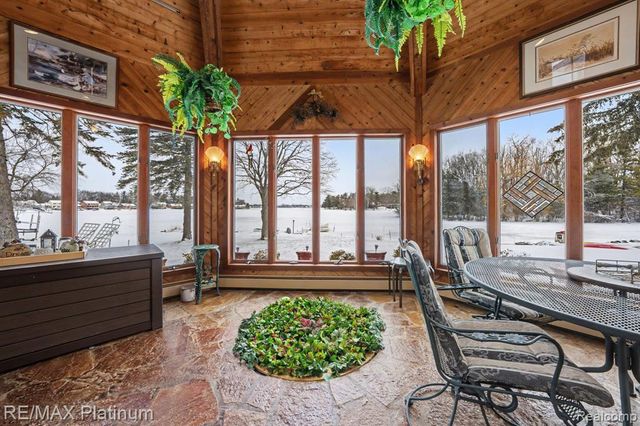 2863 Walmsley Circle Drive, Lake Orion, MI 48360