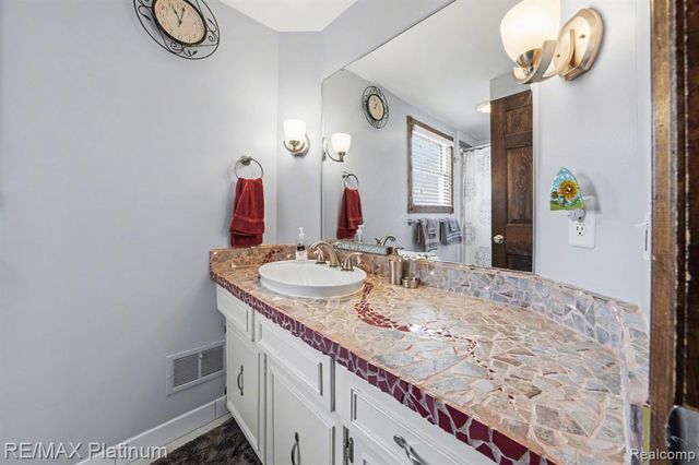 2863 Walmsley Circle Drive, Lake Orion, MI 48360