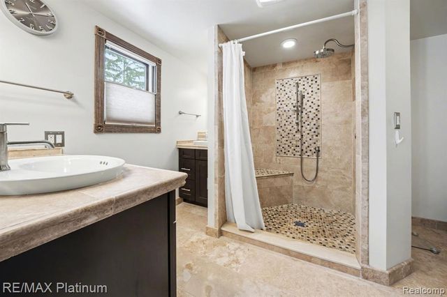 2863 Walmsley Circle Drive, Lake Orion, MI 48360