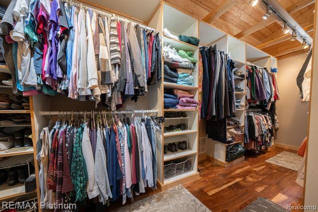 2863 Walmsley Circle Drive, Lake Orion, MI 48360