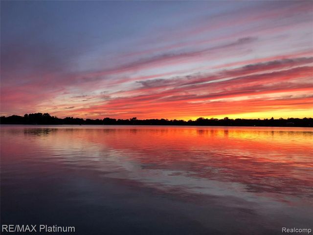 2863 Walmsley Circle Drive, Lake Orion, MI 48360