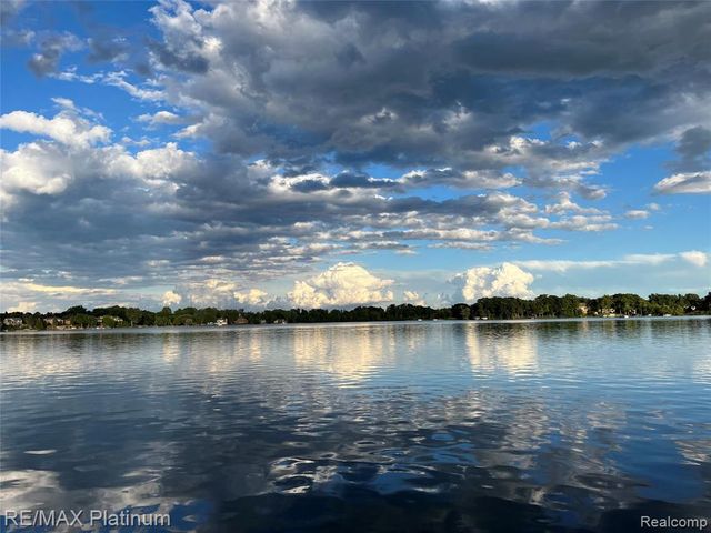 2863 Walmsley Circle Drive, Lake Orion, MI 48360