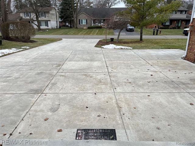 2863 Walmsley Circle Drive, Lake Orion, MI 48360