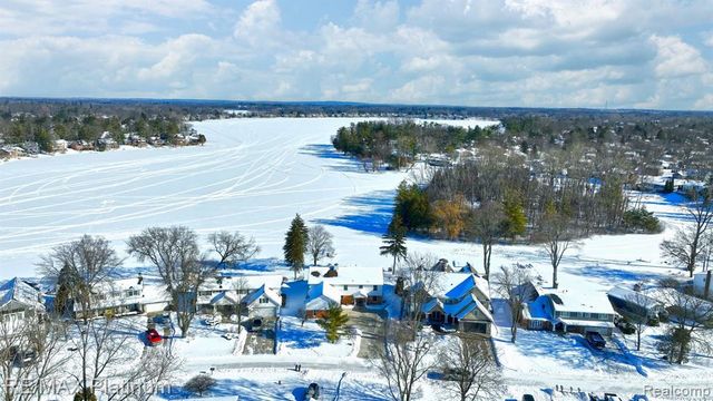 2863 Walmsley Circle Drive, Lake Orion, MI 48360