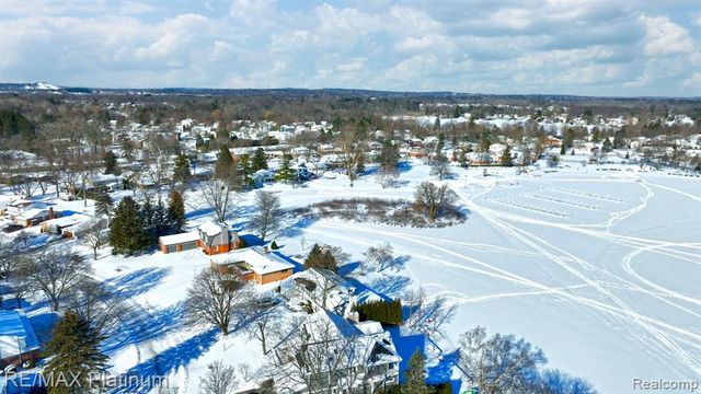 2863 Walmsley Circle Drive, Lake Orion, MI 48360