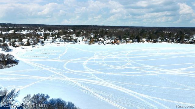 2863 Walmsley Circle Drive, Lake Orion, MI 48360