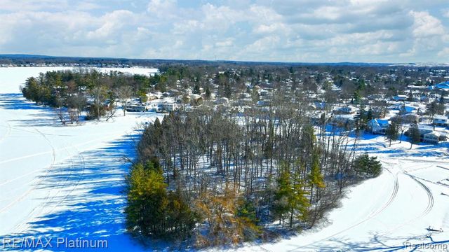 2863 Walmsley Circle Drive, Lake Orion, MI 48360