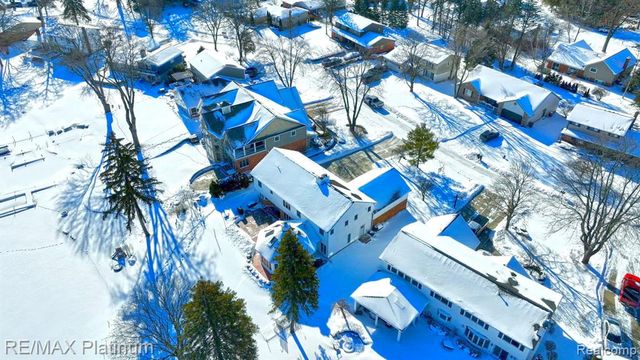 2863 Walmsley Circle Drive, Lake Orion, MI 48360