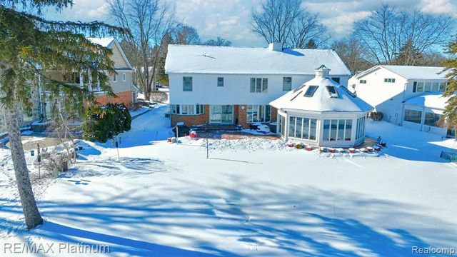 2863 Walmsley Circle Drive, Lake Orion, MI 48360