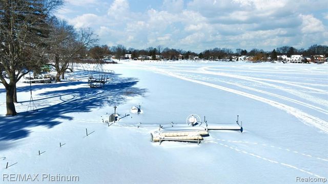 2863 Walmsley Circle Drive, Lake Orion, MI 48360