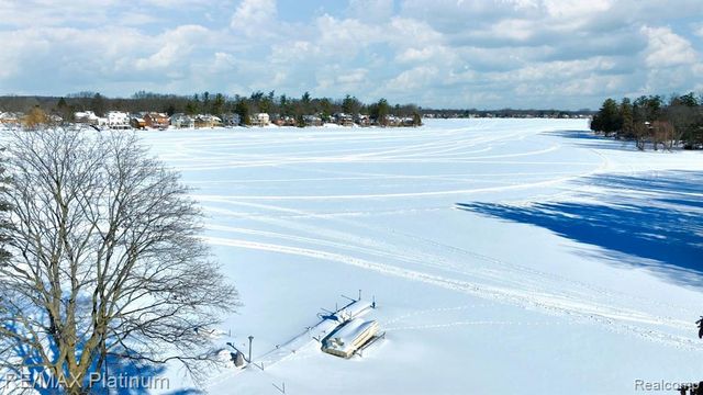 2863 Walmsley Circle Drive, Lake Orion, MI 48360