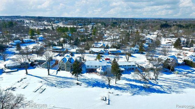 2863 Walmsley Circle Drive, Lake Orion, MI 48360