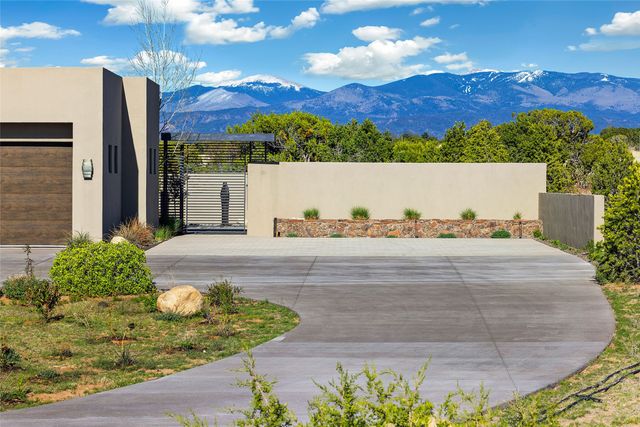 2 Via Oso, Santa Fe, NM 87506