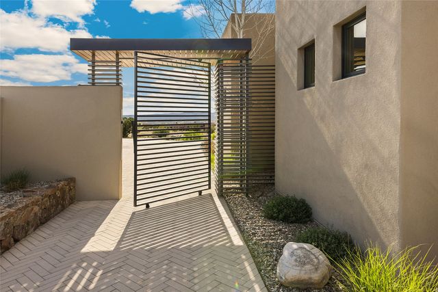 2 Via Oso, Santa Fe, NM 87506