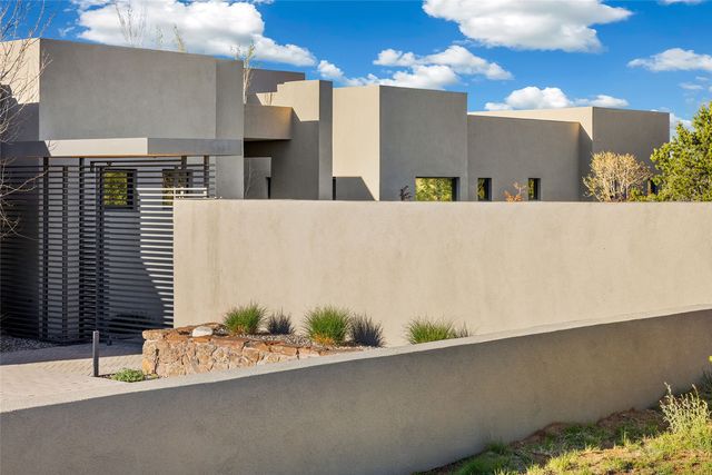 2 Via Oso, Santa Fe, NM 87506