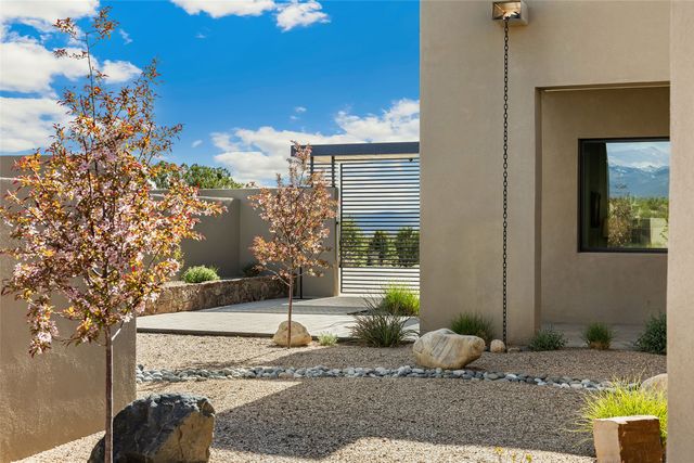 2 Via Oso, Santa Fe, NM 87506