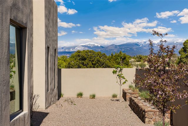 2 Via Oso, Santa Fe, NM 87506